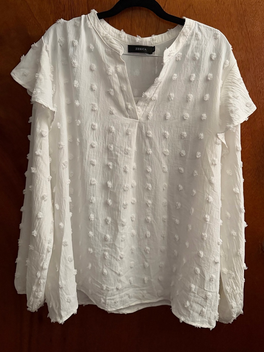 Zesica White Swiss Dot V-Neck Long Sleeve Tunic Top (NWOT)